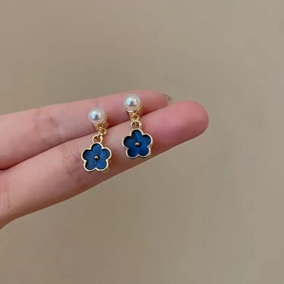 ✨🆕✨ Elegant Darling Blue Floral Pearl Stud Earrings - Gold Plated Post ✨ - Picture 5 of 13